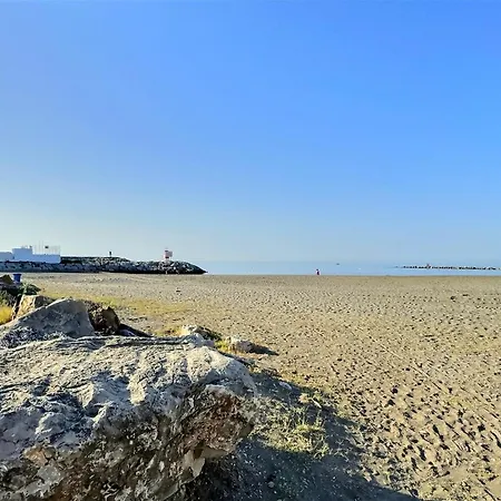 Апартаменты Marina Magic Two Bedroom, Two-bathroom Steps From Duquesa Harbour And The Манилва